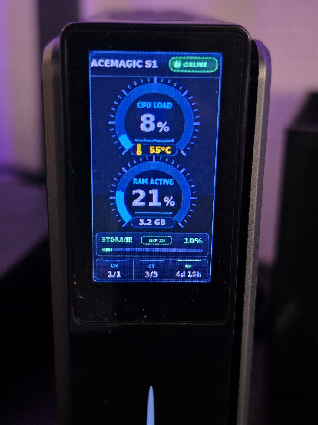 AceMagic S1 mit eingebautem Statusdisplay im laufenden Betrieb